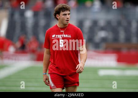 Madison, WI, États-Unis. 3rd septembre 2022. Le quarterback des Wisconsin Badgers Graham Mertz (5) s'échauffe pendant le match de football de la NCAA entre les Illinois State Redbirds et les Wisconsin Badgers au Camp Randall Stadium à Madison, WISCONSIN. Darren Lee/CSM/Alamy Live News Banque D'Images