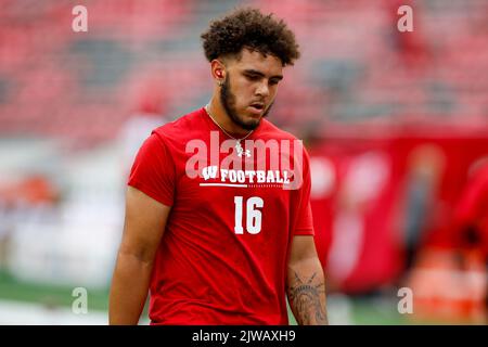 Madison, WI, États-Unis. 3rd septembre 2022. Le quarterback des Badgers du Wisconsin Myles Burkett (16) s'échauffe pendant le match de football de la NCAA entre les Redbirds de l'État de l'Illinois et les Badgers du Wisconsin au stade Camp Randall de Madison, WISCONSIN. Darren Lee/CSM/Alamy Live News Banque D'Images