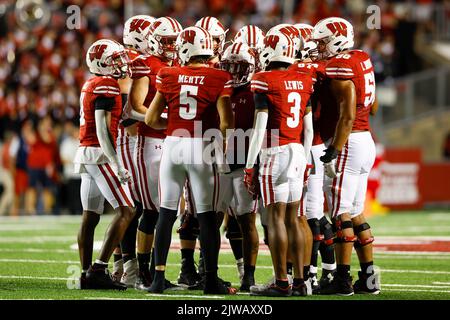 Madison, WI, États-Unis. 3rd septembre 2022. Le quarterback des Badgers du Wisconsin Graham Mertz (5) s'en suit pendant le match de football de la NCAA entre les Redbirds de l'État de l'Illinois et les Badgers du Wisconsin au stade Camp Randall de Madison, WISCONSIN. Darren Lee/CSM/Alamy Live News Banque D'Images