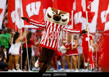 Madison, WI, États-Unis. 3rd septembre 2022. La mascotte des Badgers du Wisconsin, Bucky, s'est mise à l'arrêt lors des lancements du match de football NCAA entre les Redbirds de l'État de l'Illinois et les Badgers du Wisconsin au stade Camp Randall de Madison, WISCONSIN. Darren Lee/CSM/Alamy Live News Banque D'Images