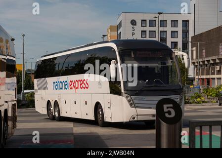 Plymouth, Devon, Angleterre, Royaume-Uni. 2022. Voyage en autocar de et vers la gare routière du centre-ville de Plymouth, autocar arrivant à destination. Banque D'Images