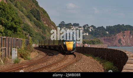 Teignmouth, Devon, Angleterre, Royaume-Uni. 2022. Train de voyageurs approchant Teignmouth, de Dawlish, Devon, le long de la ligne de la côte sud-ouest. Banque D'Images