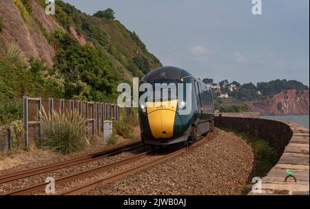 Teignmouth, Devon, Angleterre, Royaume-Uni. 2022. Train de voyageurs approchant Teignmouth, de Dawlish, Devon, le long de la ligne de la côte sud-ouest. Banque D'Images