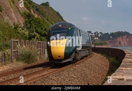 Teignmouth, Devon, Angleterre, Royaume-Uni. 2022. Train de voyageurs approchant Teignmouth, de Dawlish, Devon, le long de la ligne de la côte sud-ouest. Banque D'Images