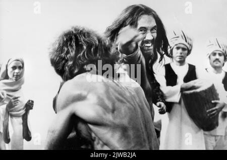 David Carradine, Jeff Cooper (vue arrière), sur le tournage du film, « cercle de fer », AVCO Embassy Pictures, 1978 Banque D'Images