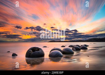 Plage de Moeraki Boulders au lever du soleil, région d'Otago, Nouvelle-Zélande Banque D'Images