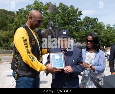 West point, New York, États-Unis. 4th septembre 2022. Le président du Buffalo Soldiers Motor cycle Club MELVIN SMITH, Left présente le révérend ROBERT DIXON, 100 sa femme Georgia d'Albany, NY, tient une plaque lors de la cérémonie annuelle des prix de l'Association des soldats de Buffalo de West point à West point, New York. Les soldats de Buffalo, des 9th et 10th calvaire, ont servi dans l'armée américaine de 1866 à 1945. Bien qu'ils soient connus pour leur travail pendant la reconstruction et la colonisation de l'Ouest, ils ont également servi dans la "guerre américaine des Espagnols, Cuba, philippin" "guerre américaine, la première Guerre mondiale et le régiment d'infanterie de 24th se sont battus Banque D'Images