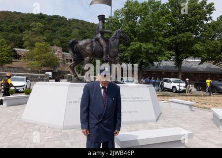 West point, New York, États-Unis. 4th septembre 2022. Le révérend ROBERT DIXON, 100 ans, d'Albany, dans l'État de New York, a été honoré lors de la cérémonie annuelle de remise des prix de l'Association des soldats de Buffalo de West point et lors de l'inauguration du statut du soldat de Buffalo à West point, dans l'État de New York. Les soldats Buffalo, des 9th et 10th calvaire, et inventés par le peuple Cheyenne ont servi dans l'armée américaine de 1866 à 1945.tandis que les ils ont également servi dans la « guerre américaine des Espagnols, Cuba, philippin » « guerre américaine, La première Guerre mondiale et le régiment d'infanterie de 24th se sont battus dans le pacifique pendant le quartier mondial II la plupart du régiment a servi des instructeurs à West point pendant Banque D'Images