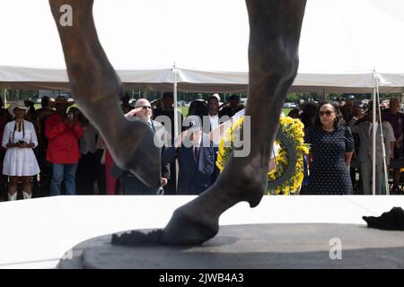 West point, New York, États-Unis. 4th septembre 2022. Le révérend ROBERT DIXON, 100 ans, d'Albany, NY, salue lors d'une cérémonie de pose de couronne au pied du Statut du soldat de Buffalo à West point, New York. Dixon est le dernier du régiment. Les soldats de Buffalo, des 9th et 10th calvaire, ont servi dans l'armée américaine de 1866 à 1945. Bien qu'ils soient connus pour leur travail pendant la reconstruction et la colonisation de l'Ouest, ils ont également servi dans la « guerre américaine » espagnole, Cuba, la « guerre américaine » philippine, la première Guerre mondiale et le régiment d'infanterie de 24th se sont battus dans le pacifique pendant le quartier II Mais la plupart du régiment servait Banque D'Images