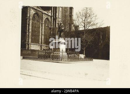 Vue sur la statue de Jan van Nassau (Domplein) à Utrecht avec le Domkerk en arrière-plan. Banque D'Images