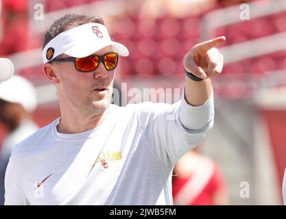 03 septembre 2022 USC Trojans entraîneur chef Lincoln Riley pendant le match de football NCAA entre les Rice Owls et les USC Trojans au Los Angeles Coliseum, Californie. Crédit photo obligatoire : Charles Baus/CSM Banque D'Images