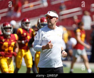 03 septembre 2022 USC Trojans entraîneur chef Lincoln Riley pendant le match de football NCAA entre les Rice Owls et les USC Trojans au Los Angeles Coliseum, Californie. Crédit photo obligatoire : Charles Baus/CSM Banque D'Images