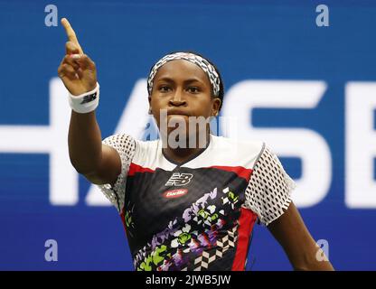 Flushing Meadow, United a déclaré. 04th septembre 2022. Coco Gauff réagit après avoir gagné un point dans le jeu de 2nd avant de vaincre Shuai Zhang de Chine dans les jeux droits au stade Arthur Ashe au quatrième tour aux championnats américains de tennis Open 2022 au stade Arthur Ashe au centre de tennis national de l'USTA Billie Jean King à New York le dimanche, 4 septembre 2022. Photo de John Angelillo/UPI crédit: UPI/Alay Live News Banque D'Images