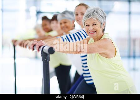 La forme physique est un mode de vie. Un groupe de femmes s'entraîner à l'intérieur. Banque D'Images