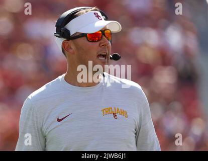 03 septembre 2022 USC Trojans entraîneur chef Lincoln Riley pendant le match de football NCAA entre les Rice Owls et les USC Trojans au Los Angeles Coliseum, Californie. Crédit photo obligatoire : Charles Baus/CSM Banque D'Images