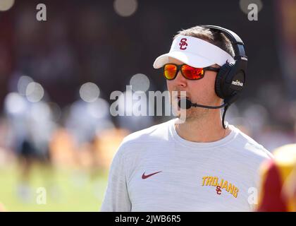 03 septembre 2022 USC Trojans entraîneur chef Lincoln Riley pendant le match de football NCAA entre les Rice Owls et les USC Trojans au Los Angeles Coliseum, Californie. Crédit photo obligatoire : Charles Baus/CSM Banque D'Images