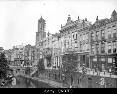 Vue sur les façades de quelques maisons de magasins sur l'Oudegracht Weerdzijde à Utrecht avec la tour Dom en arrière-plan, depuis le pont Bakker. Banque D'Images