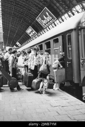 Image des passagers du train d'embarquement dans les Expres Holland-Wien à Vienne sur la deuxième plate-forme de la gare N.S. Amsterdam et al. À Amsterdam. Banque D'Images