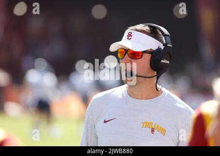 03 septembre 2022 USC Trojans entraîneur chef Lincoln Riley pendant le match de football NCAA entre les Rice Owls et les USC Trojans au Los Angeles Coliseum, Californie. Crédit photo obligatoire : Charles Baus/CSM Banque D'Images