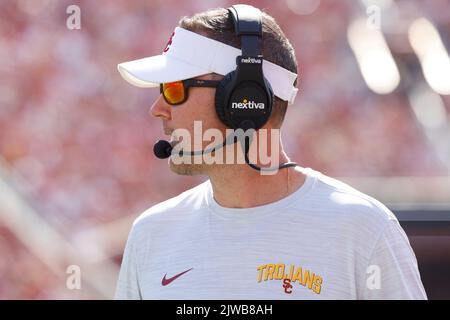 03 septembre 2022 USC Trojans entraîneur chef Lincoln Riley pendant le match de football NCAA entre les Rice Owls et les USC Trojans au Los Angeles Coliseum, Californie. Crédit photo obligatoire : Charles Baus/CSM Banque D'Images