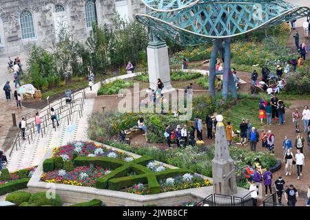 Birmingham, Royaume-Uni, le 2nd septembre 2022, à l'ouverture de PoliNations, un jardin de la place Victoria de Birmingham qui accueille un festival de 17 jours d'événements gratuits explorant comment la migration et la pollinisation croisée ont façonné le Royaume-Uni. Le jardin, produit par Trigger, est composé de cinq 40ft installations d'arbres de haute hauteur et de plus de 6 000 plantes, y compris des marigolds cultivés par des groupes communautaires locaux. Andrew Lalchan Photography/Alamy Live News Banque D'Images