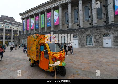 Birmingham, Royaume-Uni, le 2nd septembre 2022, à l'ouverture de PoliNations, un jardin de la place Victoria de Birmingham qui accueille un festival de 17 jours d'événements gratuits explorant comment la migration et la pollinisation croisée ont façonné le Royaume-Uni. Le jardin, produit par Trigger, est composé de cinq 40ft installations d'arbres de haute hauteur et de plus de 6 000 plantes, y compris des marigolds cultivés par des groupes communautaires locaux. Andrew Lalchan Photography/Alamy Live News Banque D'Images