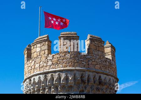 Communauté de Madrid drapeau dans une tour du château Manzanares el Real à Madrid, Espagne Banque D'Images