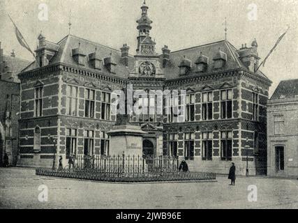 Vue sur l'Academy Building Domplein 29) à Utrecht avec la statue Jan van Nassau en premier plan. Banque D'Images