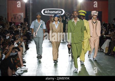 Tokyo, Japon. 3rd septembre 2022. Vue générale, 3 septembre 2022 - mode : semaine de la mode Rakuten Tokyo 2023 S/S a présenté 'Afromatic' Runway, un spectacle contemporain d'art et de mode africain à WHAT Facility, île de Tennozu à Tokyo, Japon. Credit: Michael Steinebach/AFLO/Alay Live News Banque D'Images