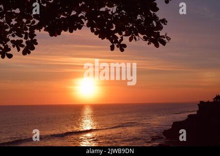 Coucher de soleil incroyable dans le temple de Tanah Lot Bali Banque D'Images