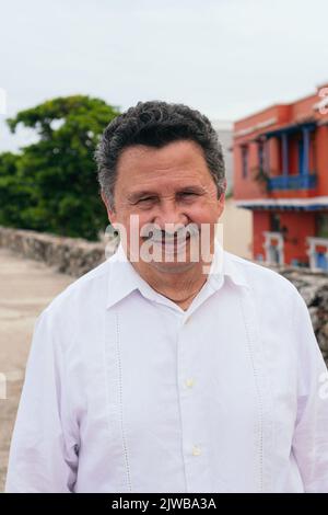 Portrait de l'homme latino à la retraite dans la rue. Banque D'Images