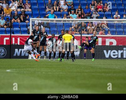 Harrison, New Jersey, USA, Sep 4th Brinna Pinto (5 NCC) coup de pied gratuit pendant le match de la National Women Soccer League entre NJ/NY Gotham FC et North Carolina courage à RedBull Arena à Harrison, NJ (Georgia Soares/SPP) Credit: SPP Sport Press photo. /Alamy Live News Banque D'Images