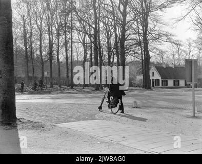 Image du chargement d'un wagon de fret avec des boîtes de produits de viande d'Unox dans OSS. Banque D'Images