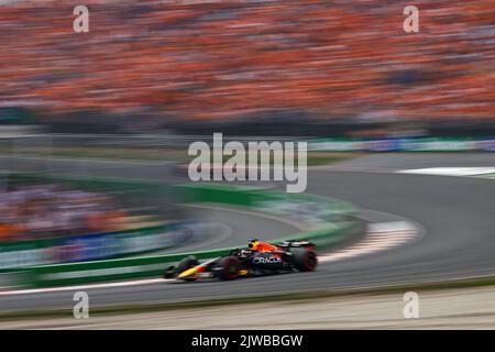 Zandvoort, pays-Bas. 4th septembre 2022. Le pilote néerlandais Max Verstappen de Red Bull Racing participe au Grand Prix hollandais de Formule 1 sur le circuit de Zandvoort, aux pays-Bas, le 4 septembre 2022. Credit: Qian Jun/Xinhua/Alay Live News Banque D'Images