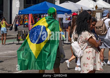 NEW YORK, NEW YORK - SEPTEMBRE 04 : les personnes portant des maillots et des drapeaux brésiliens profitent d'une foire de rue sur la Sixième Avenue à la place de la fête brésilienne à New York sur 4 septembre 2022. Pour la troisième année consécutive, BR Day New York, le plus grand parti brésilien en dehors du Brésil, n'a pas lieu. João de Matos, président de BR Day NY, dit que l'événement qui a généralement participé par 1. Crédit : Ron Adar/Alay Live News Banque D'Images