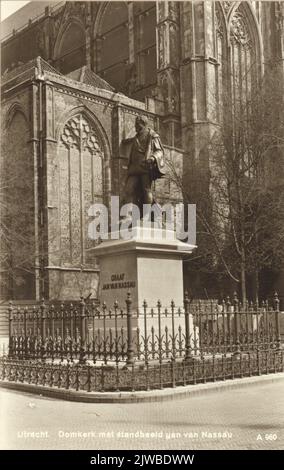 Vue sur la statue de Jan van Nassau (Domplein) à Utrecht avec le Domkerk en arrière-plan. Banque D'Images