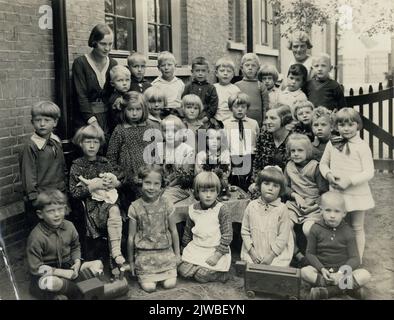 Portrait de groupe avec deux enseignants et enfants du FröbelSchool Ondiep 63 à Utrecht; Etty Schuurman à gauche et ms à droite. A.A. HEEMAN. Banque D'Images