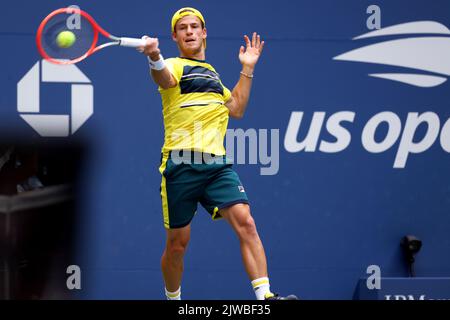 NEW YORK, NY - SEPTEMBRE 3 : Diego Schwartzman d'Argentine lors de son troisième match contre Frances Tiafoe des États-Unis au Centre national de tennis de l'USTA Billie Jean King sur 3 septembre 2022 à New York. (Photo d'Adam Stoltman) Banque D'Images