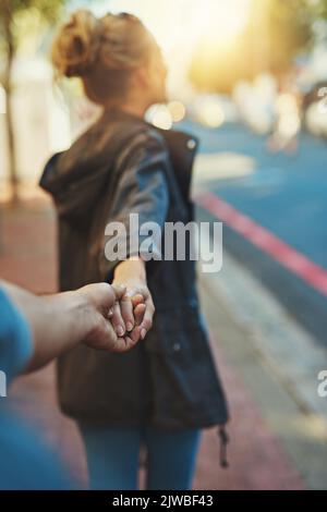 Shes un grand amant de ville. Une jeune femme tirant sur sa main de boyamis. Banque D'Images