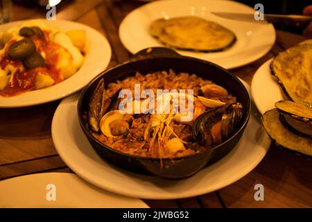 Une spécialité espagnole de fruits de mer Paella sur une poêle en fonte servie dans un restaurant Banque D'Images