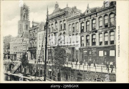 Vue sur les façades de quelques maisons de l'Oudegracht Weerdzijde à Utrecht avec la tour Dom sur la gauche. Banque D'Images