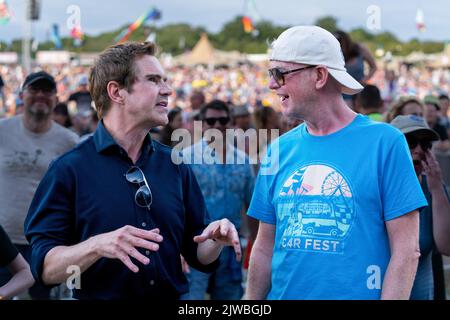 Jimmy Carr (L) et Chris Evans (R) sortent à la fosse à l'avant de la scène pour regarder Alex Horne jouer. Voiture - Fest Sud, scène principale artistes de la musique voitures sur la piste et invités de célébrités spéciales sont présents. Christ Evans accueille ce festival de fin de semaine chaque année pour recueillir de l'argent pour les œuvres de charité des enfants. Chaque jour, il accueille les meilleurs artistes de musique sur la scène principale. Il y a également beaucoup de voitures sur la piste et d'autres scènes accueillant des expériences et des invités.photos montrent la scène principale musique, des voitures sur la piste, Les acteurs interviewés à la Star Fest Stage la foule appréciant le festival. Banque D'Images