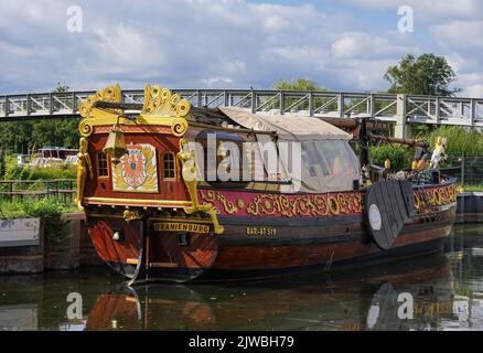 Oranienburg, Allemagne. 29th août 2022. Le bateau Sehnsucht est amarré dans le port du château d'Oranienburg. Le yacht a été construit à l'occasion du salon des jardins de l'État 2009 dans la ville, sur la base du modèle du voilier à monested du Grand électeur. Le véritable « Grand Yacht » a été construit à Kolberg en 1679 et navigue sur le Rhin inférieur, à Amsterdam, Londres et Berlin. La réplique du bateau Sehnsucht propose une croisière nostalgique au départ d'Oranienburg à travers les eaux de Brandebourg et de Berlin, en passant par le Pfaueninsel et le palais Cecilienhof jusqu'à Caputh. Credit: Soeren Stache/dpa/ZB/dpa/Alay Live News Banque D'Images