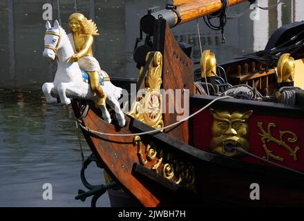 Oranienburg, Allemagne. 29th août 2022. Le bateau Sehnsucht est amarré dans le port du château d'Oranienburg. Le yacht a été construit à l'occasion du salon des jardins de l'État 2009 dans la ville, sur la base du modèle du voilier à monested du Grand électeur. Le véritable « Grand Yacht » a été construit à Kolberg en 1679 et navigue sur le Rhin inférieur, à Amsterdam, Londres et Berlin. La réplique du bateau Sehnsucht propose une croisière nostalgique au départ d'Oranienburg à travers les eaux de Brandebourg et de Berlin, en passant par le Pfaueninsel et le palais Cecilienhof jusqu'à Caputh. Credit: Soeren Stache/dpa/ZB/dpa/Alay Live News Banque D'Images