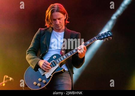 Kevin Jeremiah guitariste de Band The Feeling se produit sur la scène principale de car Fest South à la tête du supergroupe. Voiture - Fest Sud, scène principale artistes de la musique voitures sur la piste et invités de célébrités spéciales sont présents. Christ Evans accueille ce festival de fin de semaine chaque année pour recueillir de l'argent pour les œuvres de charité des enfants. Chaque jour, il accueille les meilleurs artistes de musique sur la scène principale. Il y a également beaucoup de voitures sur la piste et d'autres scènes accueillant des expériences et des invités. Les photos montrent la musique de scène principale, les voitures sur la piste, les acteurs interviewés à la scène Star Fest la foule appréciant le festival. ( Banque D'Images