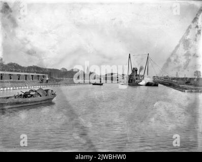 Image d'une drague à l'embouchure du port du Veilinghaven à Utrecht pendant le dragage et la pulvérisation du sable. Banque D'Images