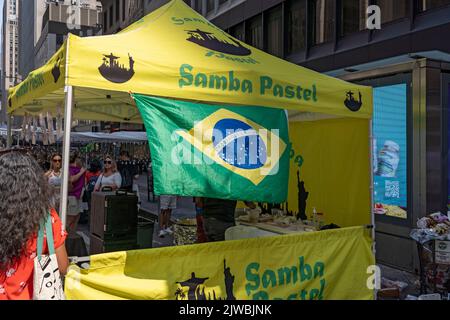 Les personnes portant des maillots et des drapeaux brésiliens pourront profiter d'une foire de rue sur la Sixième Avenue au lieu de la fête brésilienne à New York. Pour la troisième année consécutive, BR Day New York, le plus grand parti brésilien en dehors du Brésil, n'a pas lieu. João de Matos, président de BR Day NY, déclare que l'événement auquel ont participé 1,5 millions de personnes a été suspendu en raison d'une combinaison de facteurs, notamment la récente flambée de la variole du singe à New York; les manifestations récentes en raison des élections présidentielles au Brésil en octobre prochain; et les problèmes logistiques et de transport aérien. Banque D'Images