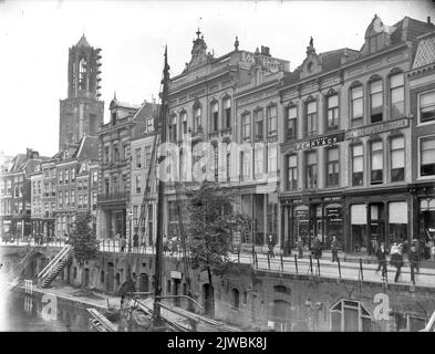 Vue sur les façades de quelques maisons de magasins sur l'Oudegracht Weerdzijde à Utrecht avec la tour Dom sur la gauche. Banque D'Images