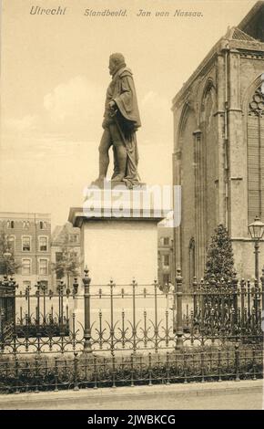 Vue sur la statue de Jan van Nassau (Domplein) à Utrecht avec le Domkerk en arrière-plan. Banque D'Images