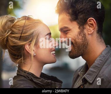 On n'a pas l'amour comme ça ici. Un jeune couple en ville. Banque D'Images